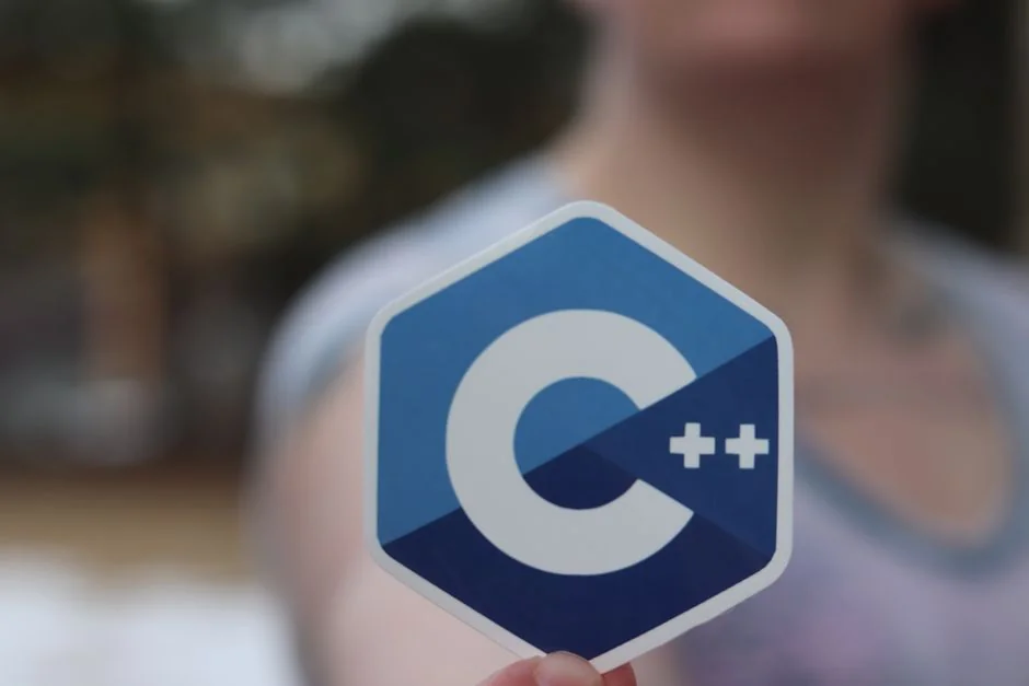 services-01 Une personne utilise un ordinateur portable pour consulter des sites de photos libres de droits. Travail en freelance dans un cadre confortable.
